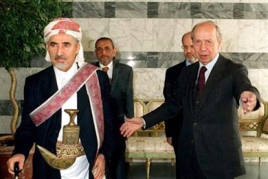 الشيخ عبدالله مع وزير الخارجية الإيطالي لمبيرتو ديني الشيخ عبدالله مع وزير الخارجية الإيطالي لمبيرتو ديني