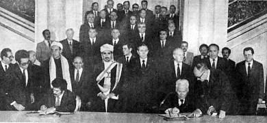 الرئيس علي عبد الله صالح والرئيس السوفيتي تشيرنينكو يوقعان على معاهدة الصداقة والتعاون في أكتوبر 1984م في موسكو ويرى في الصورة الشيخ عبد الله على رأس أعضاء الوفد المرافق للرئيس الرئيس علي عبد الله صالح والرئيس السوفيتي تشيرنينكو يوقعان على معاهدة الصداقة والتعاون في أكتوبر 1984م في موسكو ويرى في الصورة الشيخ عبد الله على رأس أعضاء الوفد المرافق للرئيس