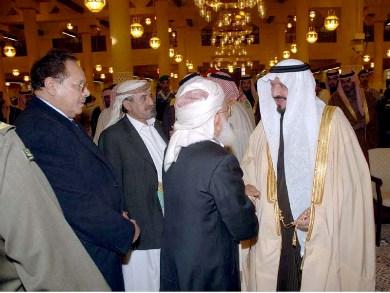 الأمير سلطان اثناء تقديم العزاء ويبدو في الصورة الشيخ صادق عبدالله الأحمر والشيخ سنان أبو لحوم والرئيس علي ناصر محمد في الرياض أمس الأمير سلطان اثناء تقديم العزاء ويبدو في الصورة الشيخ صادق عبدالله الأحمر والشيخ سنان أبو لحوم والرئيس علي ناصر محمد في الرياض أمس