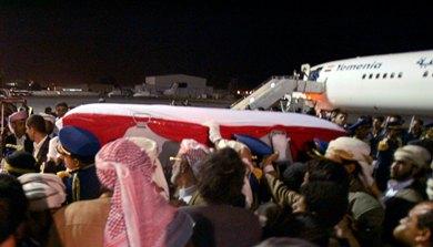 النعش محمولا على الاعناق لحظة وصوله مطار صنعاء مساء أمس النعش محمولا على الاعناق لحظة وصوله مطار صنعاء مساء أمس