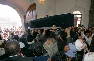 الجموع المحتشدة تتسابق لحمل نعش الفقيد الراحل الجموع المحتشدة تتسابق لحمل نعش الفقيد الراحل