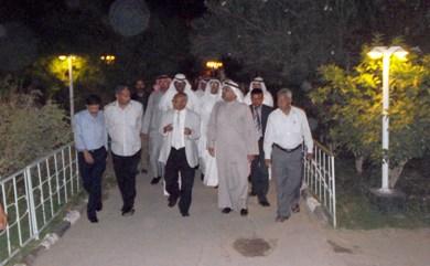 الوزير الكويتي أثناء زيارته لصهاريج عدن مساء أمس الأول الوزير الكويتي أثناء زيارته لصهاريج عدن مساء أمس الأول