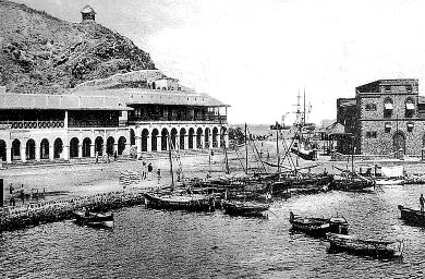 مبنى الجمارك في المعلا المحاذي لفرضة المعلا Maalla Wharf أي مرسى السفن الشراعية، وكانت الفرضة أو المرسى أقدم موانئ عدن قبل الاحتلال البريطاني 1839م، واستمر يتطور منذ بداية القرن العشرين كمرسى وميناء لاستقبال السفن وصيانتها وكذلك بناء السفن. مبنى الجمارك في المعلا المحاذي لفرضة المعلا Maalla Wharf أي مرسى السفن الشراعية، وكانت الفرضة أو المرسى أقدم موانئ عدن قبل الاحتلال البريطاني 1839م، واستمر يتطور منذ بداية القرن العشرين كمرسى وميناء لاستقبال السفن وصيانتها وكذلك بناء السفن.