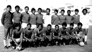 الكابتن علي محسن يتوسط أبناءه لاعبي منتخب الشباب الذي شكله بنفسه الكابتن علي محسن يتوسط أبناءه لاعبي منتخب الشباب الذي شكله بنفسه
