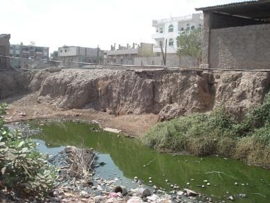 مستنقع لمياه الصرف الصحي بالحارة