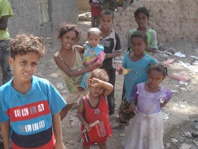 أطفال يبتسمون لعدسة «الأيام»