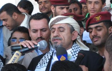 الشيخ صادق الأحمر متحدثاً الشيخ صادق الأحمر متحدثاً