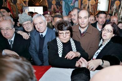 وسط الصورة أمام نعش جورج حبش تظهر ليلى خالد عوض من الجبهة الشعبية لتحرير فلسطين التي شاركت في خطف طائرات في السبعينات في كنيسة أرثوذكسية في عمان أمس خلال تشييع الجنازة، وتظهر إلى جانبها هلدا حبش أرملة الفقيد وسط الصورة أمام نعش جورج حبش تظهر ليلى خالد عوض من الجبهة الشعبية لتحرير فلسطين التي شاركت في خطف طائرات في السبعينات في كنيسة أرثوذكسية في عمان أمس خلال تشييع الجنازة، وتظهر إلى جانبها هلدا حبش أرملة الفقيد