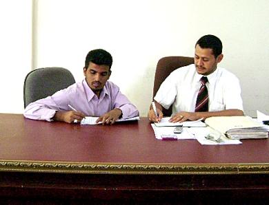 فضيلة القاضي وأمين سر الجلسة فضيلة القاضي وأمين سر الجلسة