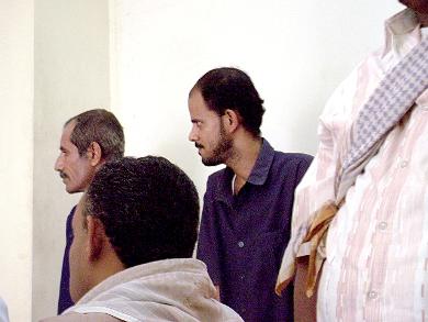 المتهمان أثناء انعقاد المحكمة المتهمان أثناء انعقاد المحكمة