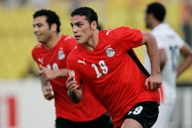 عمر زكي فرحا بتسجيل هدف مصر الثاني