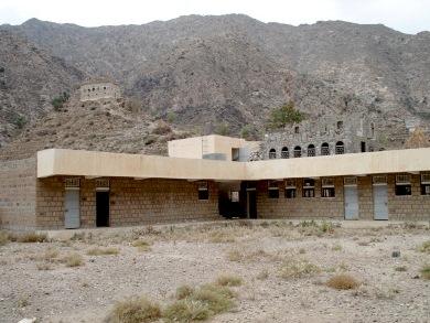 مدرسة متوقفة منذ عشرات السنين مدرسة متوقفة منذ عشرات السنين