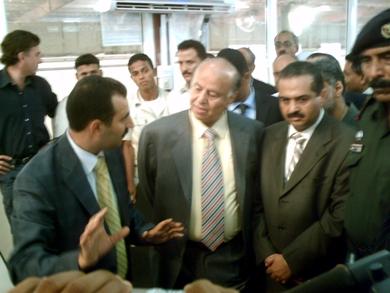 نائب الرئيس يستمع إلى شرح حول مكونات مصنع الطوب الأحمر نائب الرئيس يستمع إلى شرح حول مكونات مصنع الطوب الأحمر