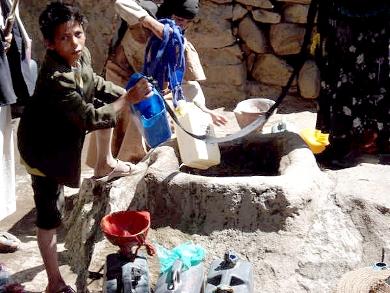 مواطنون يتسابقون على مياه بئر مواطنون يتسابقون على مياه بئر