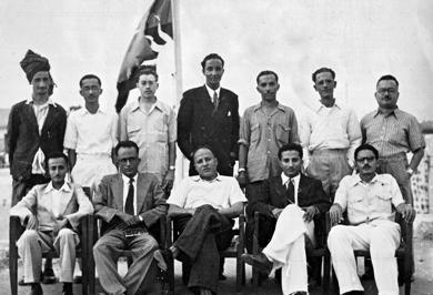 الهيئة الإدارية لنادي الإصلاح العربي عام 1948.. الوقوف من اليمين ردمان هاشم، عبدالله سعد، عبدالله غانم كليب، عبدالقادر سعيد، قادري ثابت، عبدالرزاق محمد سعد، محسن النونو.. الجلوس من اليمين حسين عبده حمزه، علي غانم كليب، رئيس النادي محمد علي باشراحيل، أحمد محمد ناصر، محمد عبدالله البديجي الهيئة الإدارية لنادي الإصلاح العربي عام 1948.. الوقوف من اليمين ردمان هاشم، عبدالله سعد، عبدالله غانم كليب، عبدالقادر سعيد، قادري ثابت، عبدالرزاق محمد سعد، محسن النونو.. الجلوس من اليمين حسين عبده حمزه، علي غانم كليب، رئيس النادي محمد علي باشراحيل، أحمد محمد ناصر، محمد عبدالله البديجي
