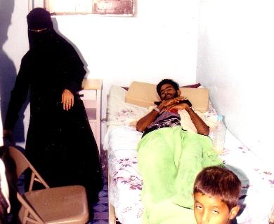 أثناء تفقد الطبيبة للمرضى في قسم الرجال أثناء تفقد الطبيبة للمرضى في قسم الرجال
