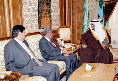 ولي العهد السعودي سمو الأمير سلطان بن عبدالعزيز أثناء استقباله أمس وزير التعليم العالي أ.د.صالح باصرة والسفير اليمني بالرياض محمد علي محسن ولي العهد السعودي سمو الأمير سلطان بن عبدالعزيز أثناء استقباله أمس وزير التعليم العالي أ.د.صالح باصرة والسفير اليمني بالرياض محمد علي محسن