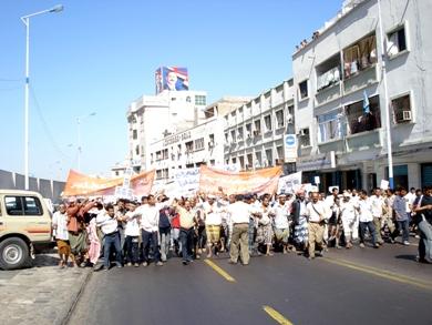المسيرة السلمية بعد انطلاقها من أمام ديوان محافظة عدن أمس المسيرة السلمية بعد انطلاقها من أمام ديوان محافظة عدن أمس