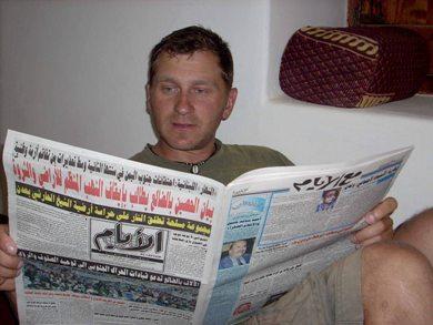 الرحالة الألماني أندرياس يتصفح صحيفة« الأيام» الرحالة الألماني أندرياس يتصفح صحيفة« الأيام»