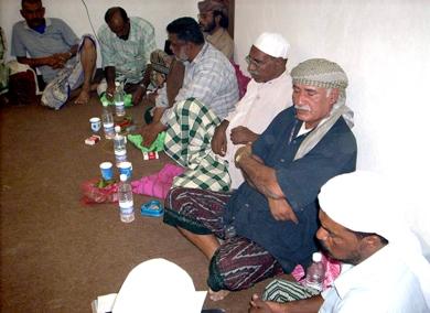 جانب من الحضور والشعراء بمكتب «الأيام» بالوادي جانب من الحضور والشعراء بمكتب «الأيام» بالوادي