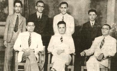 الجالسون من اليمين: حامد الصافي ويليه في الوسط علي محمد لقمان ويوسف حسن السعيدي والواقفون من اليمين: عبدالله طيب ارسلان، علي عبدالله باصهي، محمد عمر مدي وعبدالرزاق فكري واخذت هذه الصورة في أواخر الثلاثينات الجالسون من اليمين: حامد الصافي ويليه في الوسط علي محمد لقمان ويوسف حسن السعيدي والواقفون من اليمين: عبدالله طيب ارسلان، علي عبدالله باصهي، محمد عمر مدي وعبدالرزاق فكري واخذت هذه الصورة في أواخر الثلاثينات