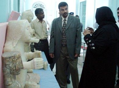 د. رجاء باطويل تقدم شرحاً للوكيل أحمد سالم ربيع حول ملوك أوسان د. رجاء باطويل تقدم شرحاً للوكيل أحمد سالم ربيع حول ملوك أوسان