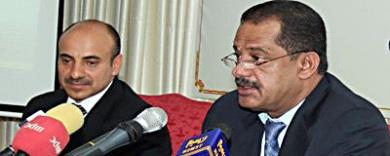 رئيس الوزراء أثناء إلقاء كلمته أمس في الورشة وإلى جواره وزير الأشغال رئيس الوزراء أثناء إلقاء كلمته أمس في الورشة وإلى جواره وزير الأشغال