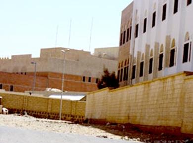 إلى اليمين سور المدرسة وإلى اليسار سور السفارة الأميركية إلى اليمين سور المدرسة وإلى اليسار سور السفارة الأميركية