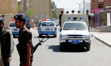 الجنود ينتشرون ويقطعون الطرق المؤدية إلى السفارة الأميركية أمس الجنود ينتشرون ويقطعون الطرق المؤدية إلى السفارة الأميركية أمس