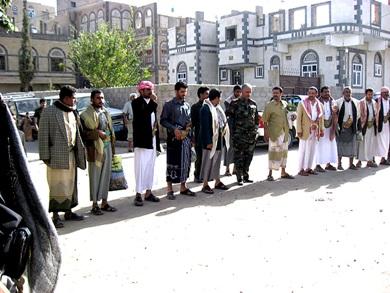 ممثلون عن قبائل أبين يتقدمهم نائب رئيس مجلس النواب محمد الشدادي ممثلون عن قبائل أبين يتقدمهم نائب رئيس مجلس النواب محمد الشدادي