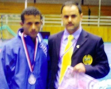 البطل فهد عطية صاحب الميدالية الفضية مع الحكم الدولي فؤاد حامد البطل فهد عطية صاحب الميدالية الفضية مع الحكم الدولي فؤاد حامد