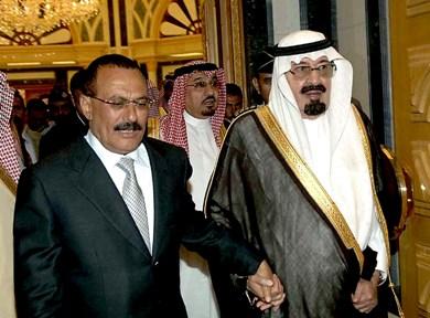 خادم الحرمين الشريفين وفخامة رئيس الجمهورية يداً بيد أمس خادم الحرمين الشريفين وفخامة رئيس الجمهورية يداً بيد أمس