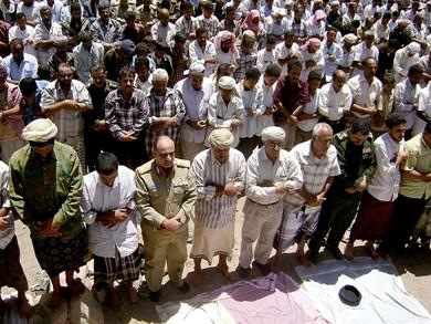 وزير الدفاع في مقدمة المصلين على روح الفقيد مثنى سالم عسكر أمس وزير الدفاع في مقدمة المصلين على روح الفقيد مثنى سالم عسكر أمس
