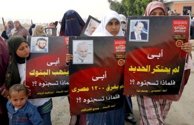 عوائل المعتقلين يتظاهرون
