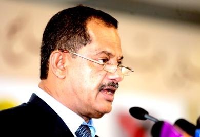 رئيس الوزراء د. علي محمد مجور أثناء إلقاء كلمته في افتتاح المؤتمر أمس رئيس الوزراء د. علي محمد مجور أثناء إلقاء كلمته في افتتاح المؤتمر أمس