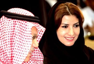 سيدة الأعمال البحرينية الشيخة ضيا بنت إبراهيم آل خليفة وإلى جوارها رئيس مجلس إدارة البنك الأهلي السعودي عبدالله باحمدان سيدة الأعمال البحرينية الشيخة ضيا بنت إبراهيم آل خليفة وإلى جوارها رئيس مجلس إدارة البنك الأهلي السعودي عبدالله باحمدان