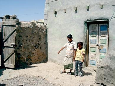 الطفلان عميد وربى أولاد المجني عليها خديجة يشيران الى موقع مقتل أمهما الطفلان عميد وربى أولاد المجني عليها خديجة يشيران الى موقع مقتل أمهما
