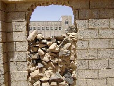 ثقب في سور المعهد ثقب في سور المعهد