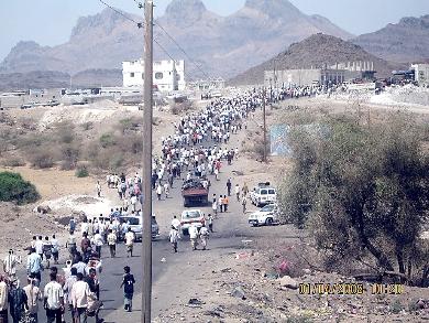 متظاهرون يقطعون الشوارع في الحبيلين متظاهرون يقطعون الشوارع في الحبيلين