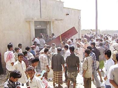 أثناء نهب وتدمير محتويات مبنى المجلس المحلي بطورالباحة أمس أثناء نهب وتدمير محتويات مبنى المجلس المحلي بطورالباحة أمس