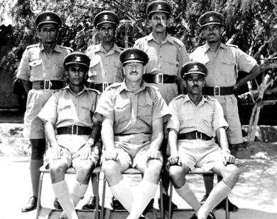 صورة تجمع مجموعة من الضباط.. الواقفون من اليسار: أحمد محمد عرب، محمد أحمد بن موقع، محمد سعيد شنظور، عبدالله ناصر صلاح.. الجالسون من اليسار: محمد أحمد المعلم المطهافي، ضابط إنجليزي ومحمد حسين يافعي صورة تجمع مجموعة من الضباط.. الواقفون من اليسار: أحمد محمد عرب، محمد أحمد بن موقع، محمد سعيد شنظور، عبدالله ناصر صلاح.. الجالسون من اليسار: محمد أحمد المعلم المطهافي، ضابط إنجليزي ومحمد حسين يافعي