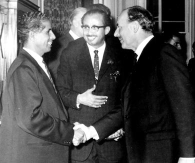 صورة أخذت في لندن عام 1965.. العقيد محمد أحمد بن موقع يصافح اللورد يزيك وكيل وزير المستعمرات سابقاً وبينهما السيد محمد علي مرشد مندوب الجنوب العربي بلندن صورة أخذت في لندن عام 1965.. العقيد محمد أحمد بن موقع يصافح اللورد يزيك وكيل وزير المستعمرات سابقاً وبينهما السيد محمد علي مرشد مندوب الجنوب العربي بلندن