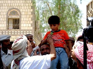نجل الناشط السياسي أحمد عمر بن فريد أثناء إلقاء كلمته في المهرجان نجل الناشط السياسي أحمد عمر بن فريد أثناء إلقاء كلمته في المهرجان