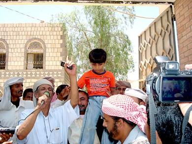 الشيخ محسن أحمد بن فريد العولقي أثناء إلقاء كلمته في المهرجان الشيخ محسن أحمد بن فريد العولقي أثناء إلقاء كلمته في المهرجان