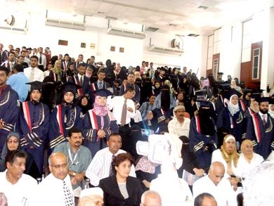 أثناء أداء قسم الخريجين الأوائل أثناء أداء قسم الخريجين الأوائل