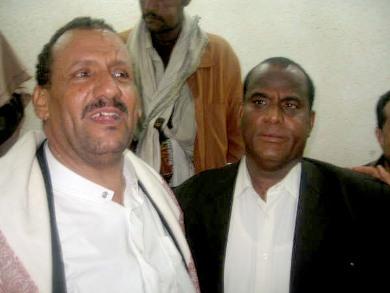 د.علي مطهر العثربي وإلى جانبه د.عوض باشراحيل خلال لقائهما أعضاء المؤتمر د.علي مطهر العثربي وإلى جانبه د.عوض باشراحيل خلال لقائهما أعضاء المؤتمر