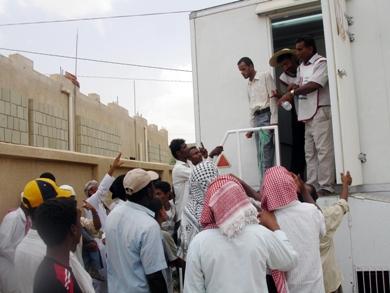 الفريق الطبي أثناء تقديمه العلاجات المجانية للمرضى الفريق الطبي أثناء تقديمه العلاجات المجانية للمرضى