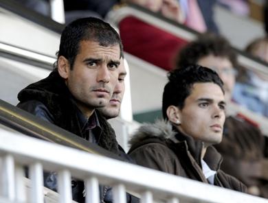 جوارديولا المدرب الجديد لبرشلونة حاضرا في نوكامب