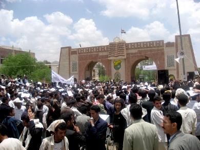 الطلاب الجامعيون أثناء المهرجان في صنعاء أمس الطلاب الجامعيون أثناء المهرجان في صنعاء أمس