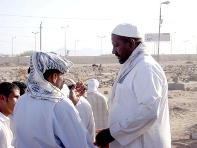 والد القتيل يتقبل التعازي بعد دفن نجله والد القتيل يتقبل التعازي بعد دفن نجله